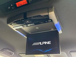 【後席モニター】家族や友人とお出かけする機会が多い方に大人気の後席モニターを装備！見やすい位置に画面がありテレビやDVDの視聴も快適！友達もお子様も、後席にしか乗らなくなるかも？？