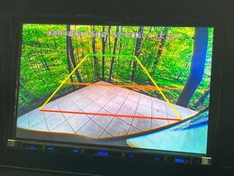 【バックカメラ】駐車時に後方がリアルタイム映像で確認できます。大型商業施設や立体駐車場での駐車時や、夜間のバック時に大活躍！運転スキルに関わらず、今や必須となった装備のひとつです！
