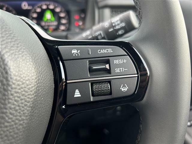 【レーダークルーズコントロール（全車速追従機能付】ミリ波レーダーと単眼カメラで先行車を認識し、車速に応じた車間距離を保ちながら追従走行を支援します。