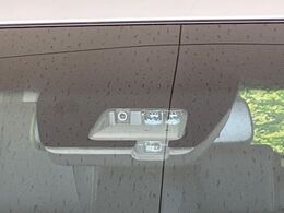 【三菱e-Assist】走行中に前方の車両等を認識し、衝突しそうな時は警報とブレーキで衝突回避と被害軽減をアシスト。より安全にドライブをお楽しみいただけます。