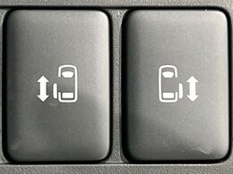 【両側パワースライドドア】スマートキーや運転席のスイッチで後席両側スライドドアの開閉が可能♪電動だから力を入れてドアを開ける必要が無く、小さなお子様でも簡単に開け閉めでき快適です♪