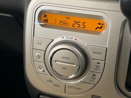 【オートエアコン】一度お好みの温度に設定すれば、車内の温度を検知し風量や温度を自動で調整。暑い…寒い…と何度もスイッチ操作をする必要はありません。快適な車内空間には必須の機能ですね♪