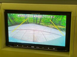 【バックカメラ】駐車時に後方がリアルタイム映像で確認できます。大型商業施設や立体駐車場での駐車時や、夜間のバック時に大活躍！運転スキルに関わらず、今や必須となった装備のひとつです！