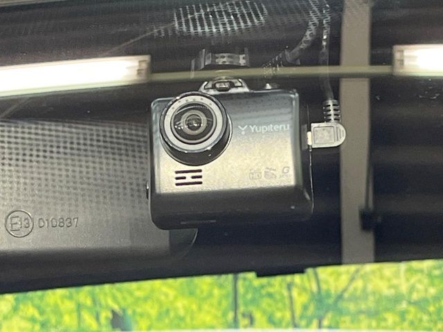 【ドライブレコーダー】安心・安全なカーライフに必須のドライブレコーダーを装備！走行中はもちろん、あおり運転や事故に遭遇した際の状況も映像で記録し、万一のリスクに備えます。