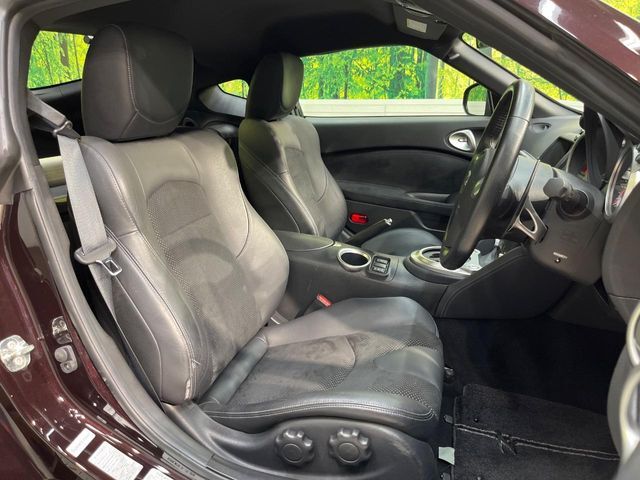 【ハーフレザーシート】高級感と座り心地を両立した人気のシート♪背面・座面のファブリック素材は、通気性の良さや滑りにくさに優れています。気温や服装に左右されず快適にお乗りいただけます。