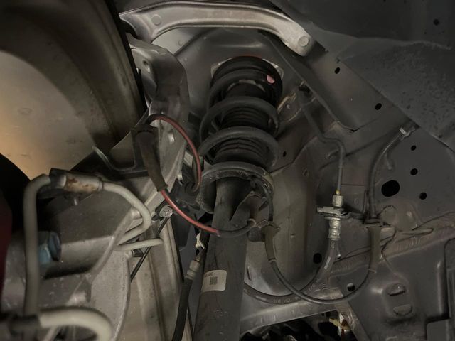 お車を安心してお乗りいただく為には、足回りの定期点検が欠かせません。サービスサポート（有償保証）では無料点検もご提供しており、安心のカーライフをお過ごしいただけるサポート体制が整っています。