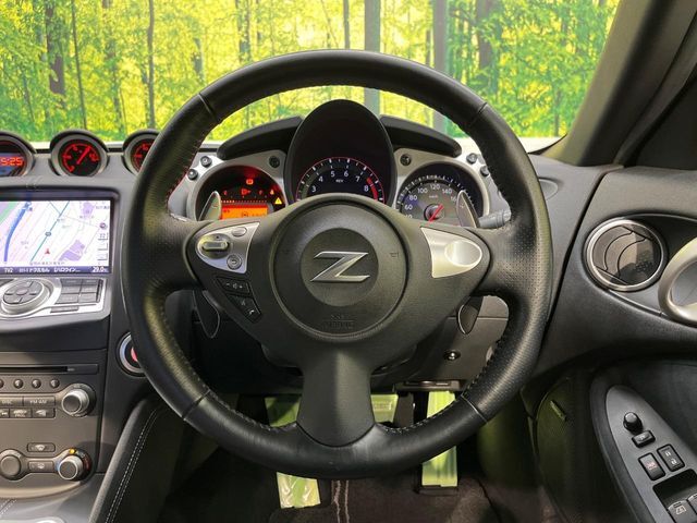 【パドルシフト】ハンドルから手を離さずに素早くシフトアップ＆ダウンができるので、エンジンブレーキを使う下り坂や高速道路の合流で加速したい場面で役立ちます。