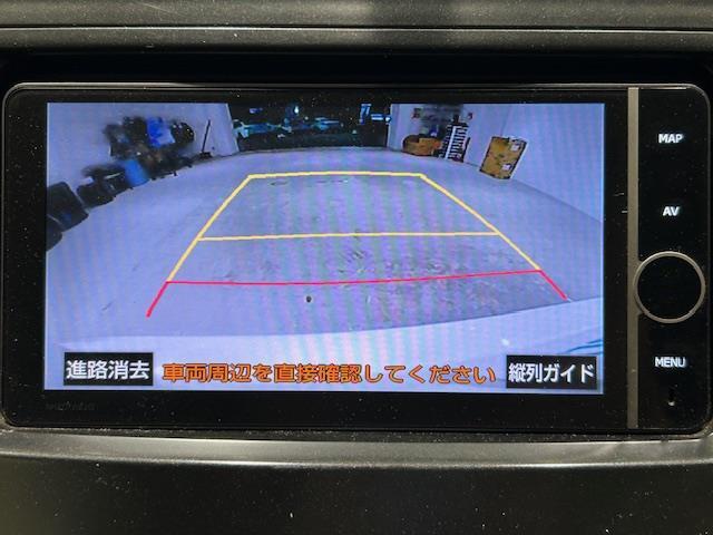 後退時に車両の後ろ側をモニター画面に表示します。車庫入れなどでバックする際に後方確認ができて便利です。車庫入れが苦手な人もこれで安心です♪