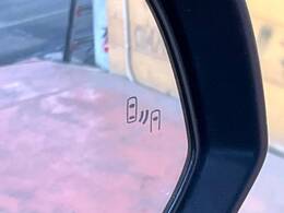 【ブラインドスポットモニター】走行中、ドアミラーの死角になりやすい箇所に後続車が接近するとサイドミラーのレンズに警告を表示！ドライバーに注意喚起をしてくれます。
