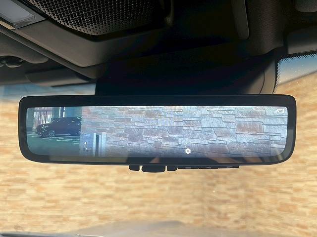 【デジタルインナーミラー】を搭載しております。車両後方のカメラ映像をミラー面に映し出すので、車内の状況や、天候などに影響されずいつでもクリアな後方視界が得られます。
