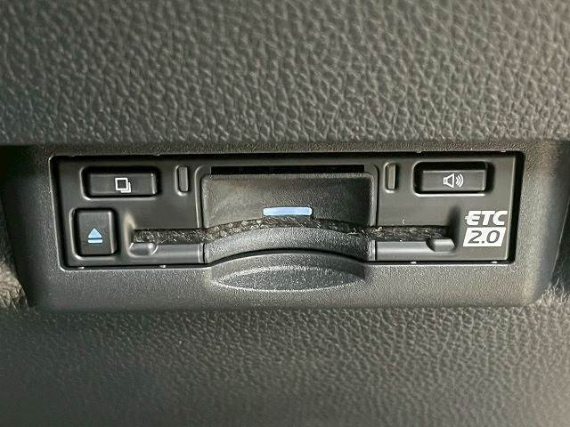 【ETC車載器】を装備しておりますので、ご納車直後からの遠距離ドライブも可能です。土日の利用料金の割引や、朝夕の通行料金を割引料金で高速道路をお楽しみいただけます。