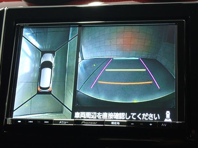 車体に前後左右　計4つのカメラを搭載しているので、車両を真上から見たような映像を、モニター画面で確認できます。駐車の際に安心ですね。