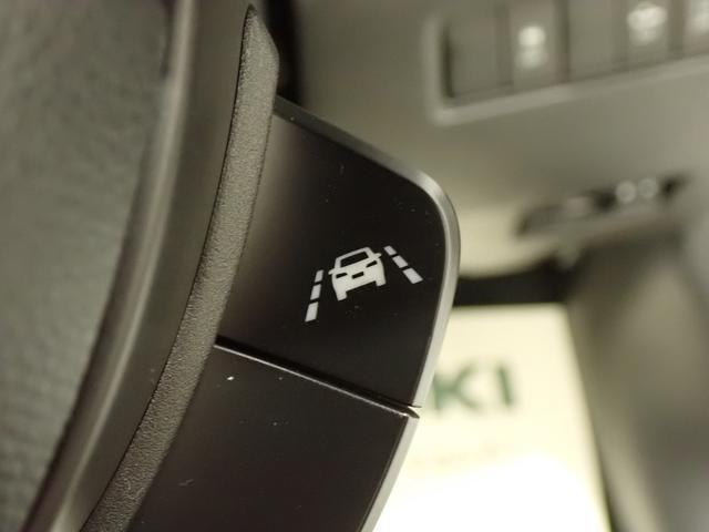 「車線逸脱抑制機能」を搭載しています。車線をはみ出しそうになると、ドライバーにステアリング操作を促し、車両を車線の内側に戻すよう支援します。