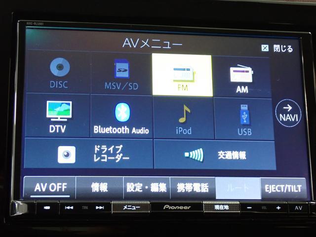 CD/DVD再生やBluetoothオーディオ、フルセグテレビなど　多彩なメディアに対応した　メモリーナビを装備しています。