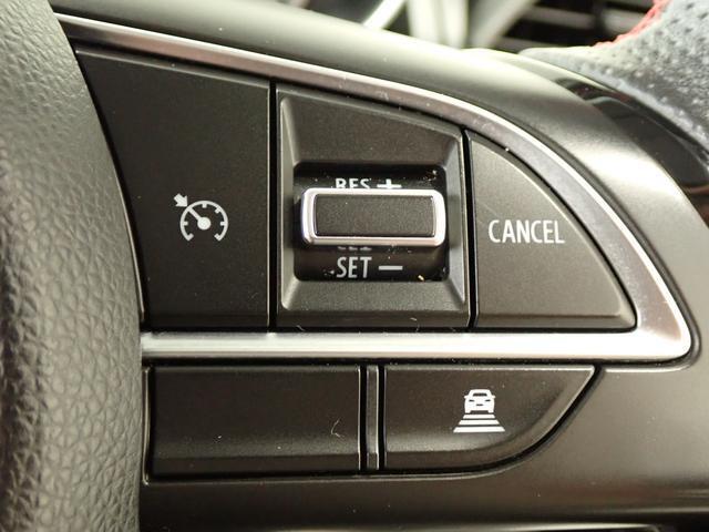 先行車との車間距離を保ちながら加速・減速してくれる「アダプティブクルーズコントロール」を装備しています。ロングドライブに最適ですね！