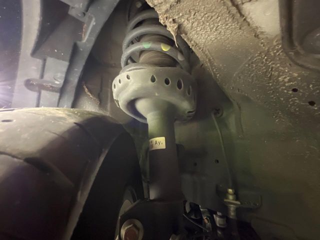 お車を安心してお乗りいただく為には、足回りの定期点検が欠かせません。サービスサポート（有償保証）では無料点検もご提供しており、安心のカーライフをお過ごしいただけるサポート体制が整っています。