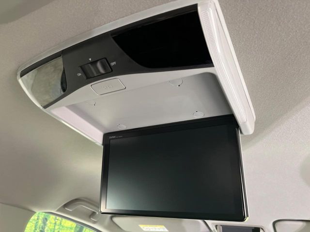 【フリップダウンモニター】大画面モニターで後席でもエンタメをお楽しみいただけます。小さなお子様にも大人気の装備です♪