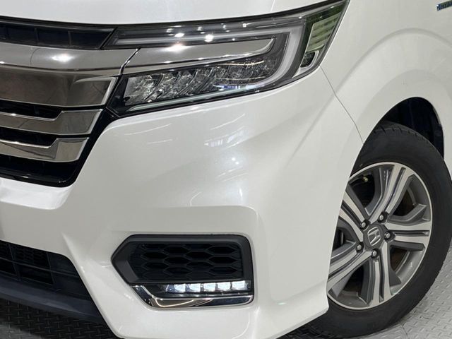 【LEDヘッドライト】悪天候や夜間走行時も良好な視界を確保し安心して運転できる高輝度LEDヘッドライトを装備！点灯速度が早く、消費電力も抑えられています。