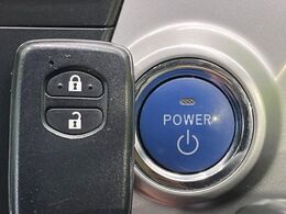 【スマートキー】カバンやポケットに入れたままでもドアの施錠・解錠が可能なスマートキーを装備。エンジンのオン・オフ時もカギを取り出す必要が無いからとっても便利です♪