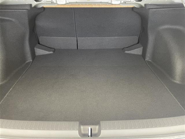 【トランク】積み込みやすくて、たっぷり積める荷室です。シートアレンジできるものは、乗車人数と荷物の量や大きさによってシートを動かすことができるので、より快適なドライブが可能です！