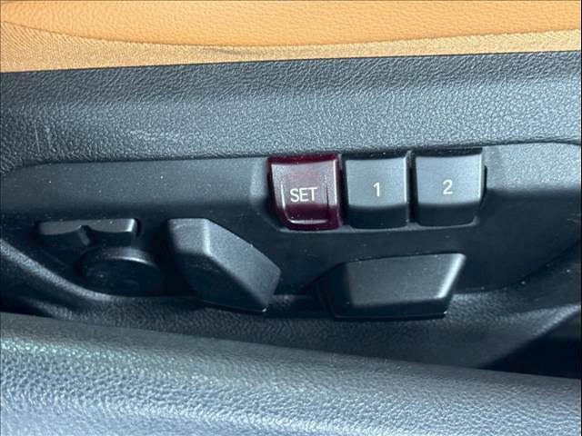 パワーシート装備でお好みのドライビングポジションに設定可能です。