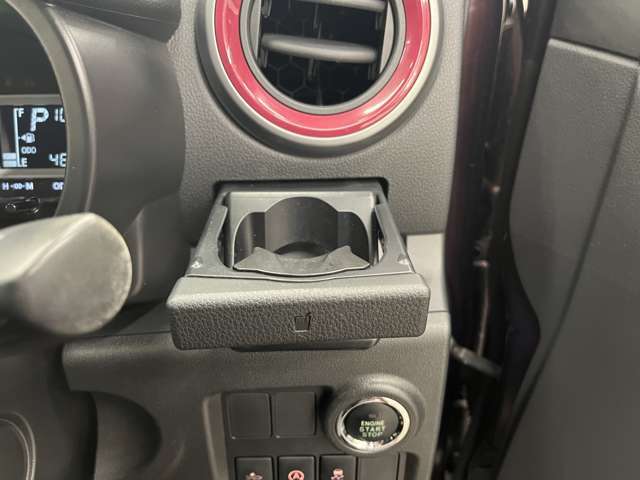 プッシュオープン式のドリンクホルダーを装備しています