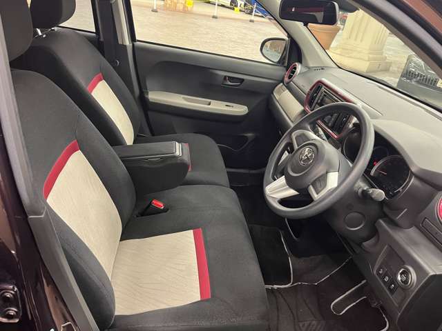 ブラックを基調としたインテリアにアイボリーのポイントがある事で明るい印象になります