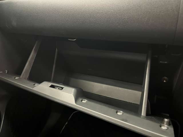 グローブボックスは収納力があります