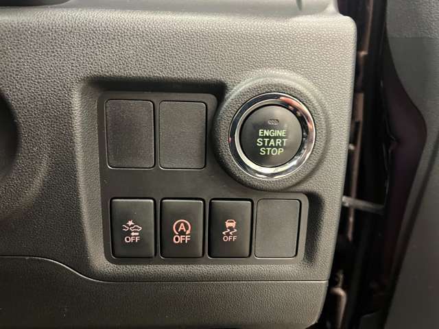 外部の明るさを検知し、自動でライトのオンオフを切り替える、オートライトを装備。