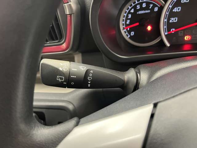 ハンドル左側のレバーでワイパー操作を行います