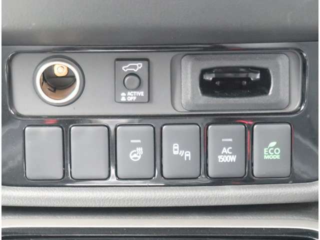 中央の下にもスイッチ類がございます。ステアリングヒーター、車両検知警報システム、100V電源（1500W）　、エコモードスイッチ付き！