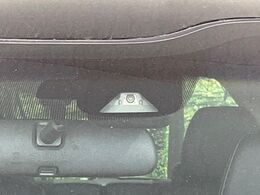 【ホンダセンシング】走行中に前方の車両等を認識し、衝突しそうな時は警報とブレーキで衝突回避と被害軽減をアシスト。より安全にドライブをお楽しみいただけます。