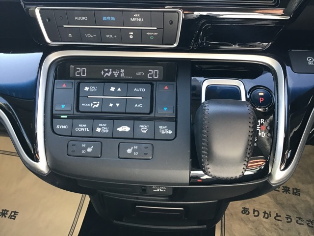 運転席・助手席・後部座席の温度設定がそれぞれ可能です。シートヒーターやフロントガラス・ドアミラー熱線も装備。車内は快適ですね。