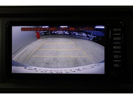 後方の死角を軽減し、狭い場所での切替しや駐車もしやすくなるバックモニターを装備しています。