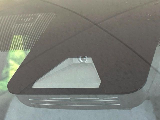 【トヨタセーフティセンス】走行中に前方の車両等を認識し、衝突しそうな時は警報とブレーキで衝突回避と被害軽減をアシスト。より安全にドライブをお楽しみいただけます。