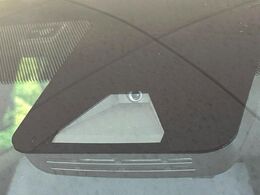 【トヨタセーフティセンス】走行中に前方の車両等を認識し、衝突しそうな時は警報とブレーキで衝突回避と被害軽減をアシスト。より安全にドライブをお楽しみいただけます。