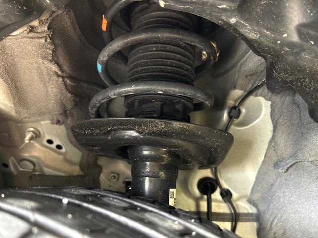 お車を安心してお乗りいただく為には、足回りの定期点検が欠かせません。サービスサポート（有償保証）では無料点検もご提供しており、安心のカーライフをお過ごしいただけるサポート体制が整っています。
