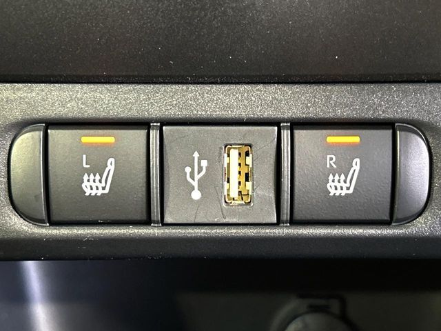 【シートヒーター】寒い日に重宝するシートヒーター！エアコンより早く温まってくれるので寒がりの人も安心ですね♪エアコンの温風は乾燥するから苦手、という方にもをおすすめです。