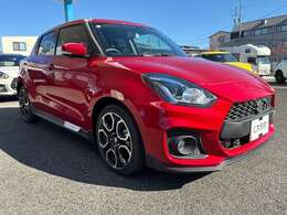 全方位モニター用カメラパッケージ装着車（メーカーオプション）。前後左右の4つのカメラで車両周辺の映像を映し出します。