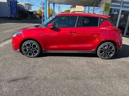 メーカー、一般保証は、初年度登録より3年、又は走行6万キロ以内。特定保証は、初年度登録より5年、又は走行10万キロ以内です。一般保証と特定保証の対象部品など、詳細はお気軽にご質問下さい。