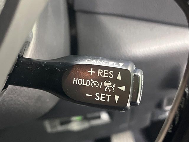 【レーダークルーズコントロール】高速道路での長距離走行が楽に！！自動で速度を保つクルーズコントロールが、衝突軽減システムと連携し、前方の車両を感知して車間を保つように速度調節してくれます！！