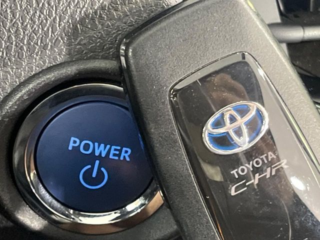 【スマートキー】カバンやポケットに入れたままでもドアの施錠・解錠が可能なスマートキーを装備。エンジンのオン・オフ時もカギを取り出す必要が無いからとっても便利です♪