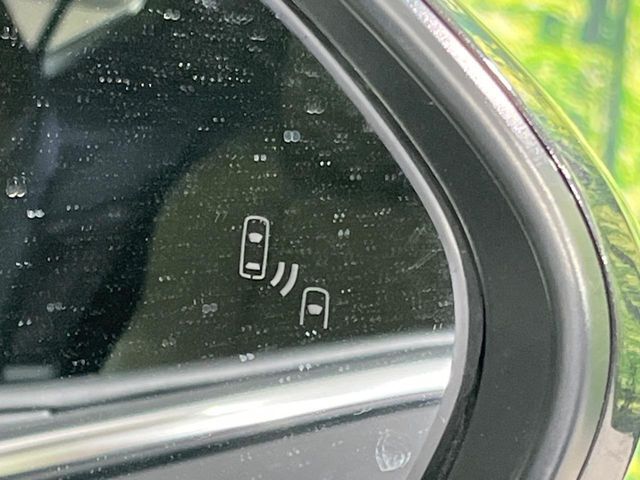 【ブラインドスポットモニター】走行中、ドアミラーの死角になりやすい箇所に後続車が接近するとサイドミラーのレンズに警告を表示！ドライバーに注意喚起をしてくれます。