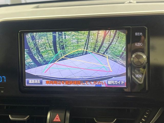 【バックカメラ】駐車時に後方がリアルタイム映像で確認できます。大型商業施設や立体駐車場での駐車時や、夜間のバック時に大活躍！運転スキルに関わらず、今や必須となった装備のひとつです！