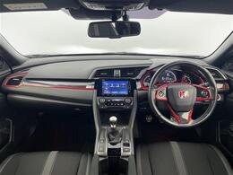 【運転席】座り心地が良いシートなので長時間の運転でも快適にお過ごしいただけます。新品のフロアマットのご注文も可能です。掲載箇所以外にご希望の写真がございましたらお気軽にお問い合わせ下さい。