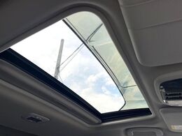 【サンルーフ】開放感たっぷりの希少装備、サンルーフが装着されています！車内に明かりを取り入れたり景色を楽しむ以外にも、車内の空気も簡単に換気できて快適です！