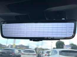 【スマートリヤビューミラー】後席の大きな荷物や同乗者で後方が確認しづらい時でも安心！カメラが撮影した車両後方の映像をルームミラー内に表示。クリアな視界で状況の確認が可能です！