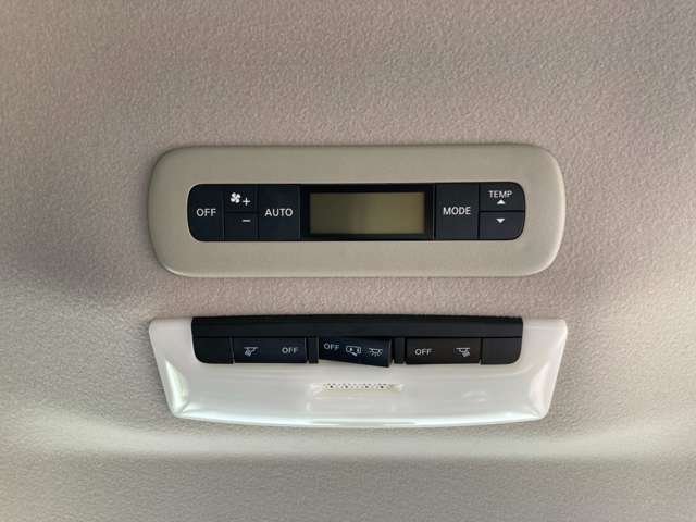 広い車内ですのでリアシート側にもエアコンが付いてますので快適に過ごせますよ。