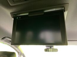 【フリップダウンモニター】家族や友人とお出かけする機会が多い方に大人気のフリップダウンモニター！大画面モニターで車内はエンタメ空間！退屈しがちな長距離ドライブも楽しい時間に変わります！