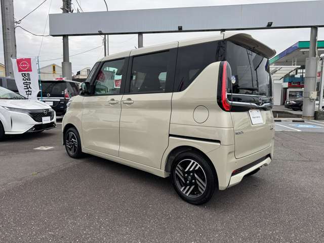 フローズンバニラパール塗装色で車全体が柔らかくも引き締まります！